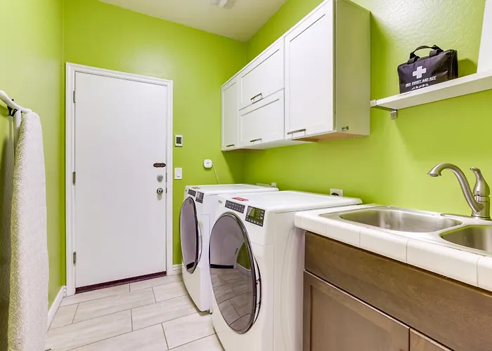 Holiday home Monthly Near Dtwn | Workspace | Ev Charger *